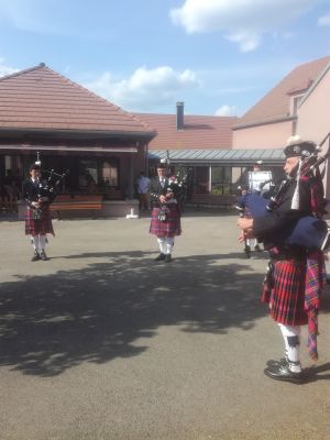 Les Highlands Drums and pipes en concert devant le FAM Agathe