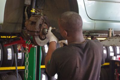 Jeune en contrat d'apprentissage pour l'obtention du CAP mécanique automobile