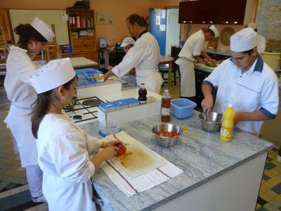 Au sein des IME, les jeunes préparent leur vie professionnelle dans le milieu ordinaire.Au sein des IME, les jeunes préparent leur vie professionnelledans le milieu ordinaire.