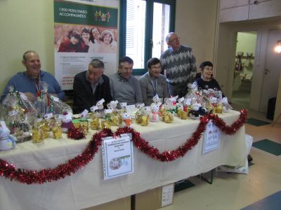 Les résidents du Foyer Agathe tenant leurs stand au marché de Noël d'Arbois