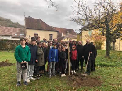 Les enfants de la MECS Chez Nous de Poligny et les salariés de Carglass plantent le premier arbre.