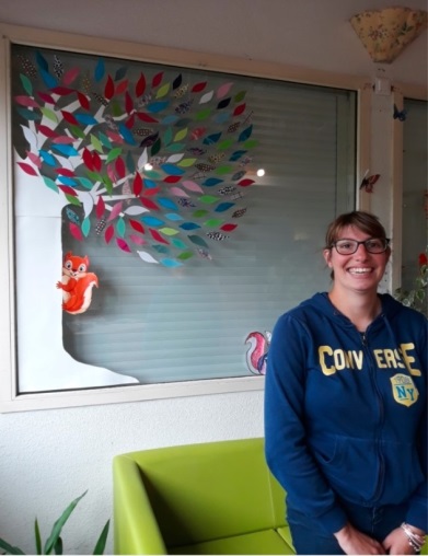 Clémence devant une décoration d'intérieur aux mille couleurs