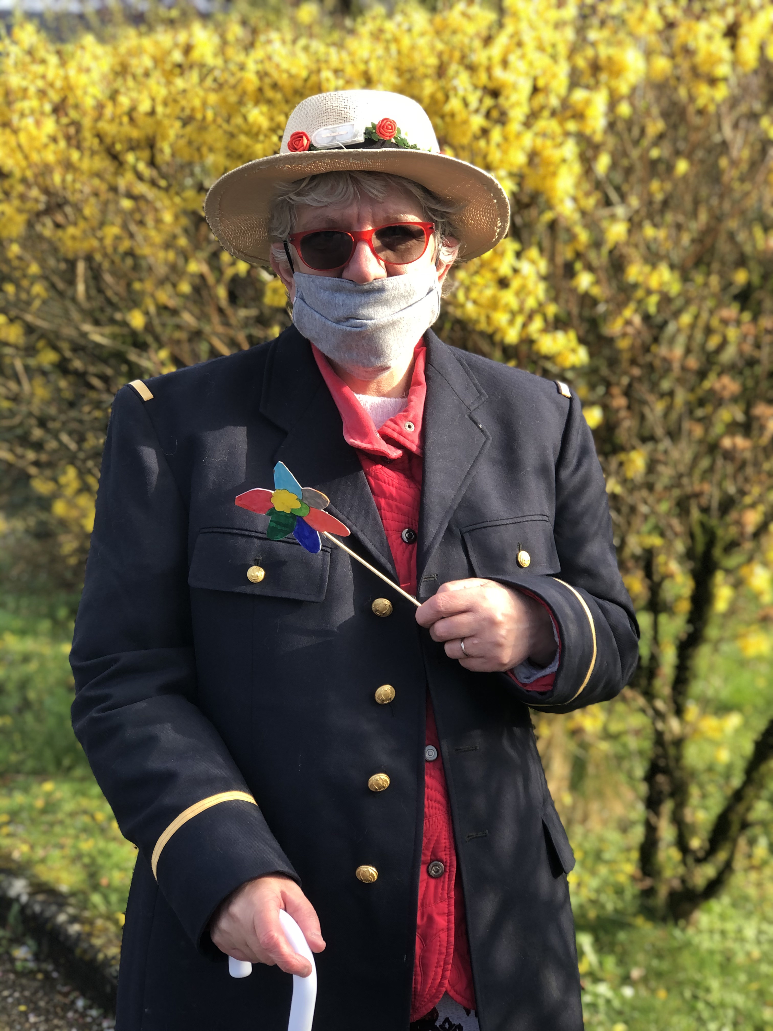 Les comédiens du SAVS Arbois devant le Foyer de vie Horizons